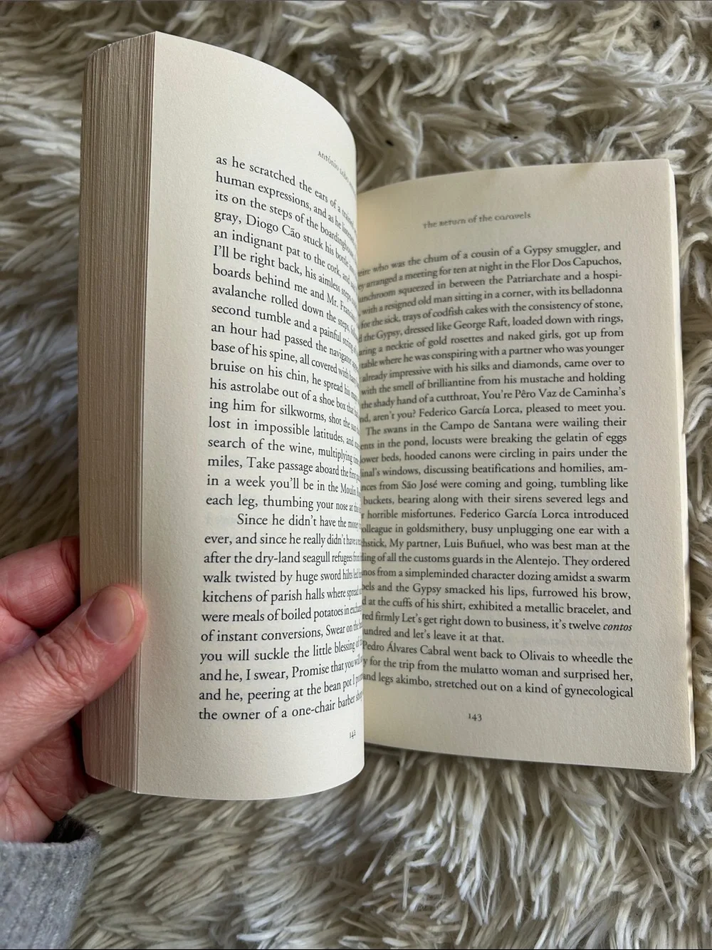 The Return of the Caravels by António Lobo Antunes - Paperback, Dark Cover - Picture 3 of 4